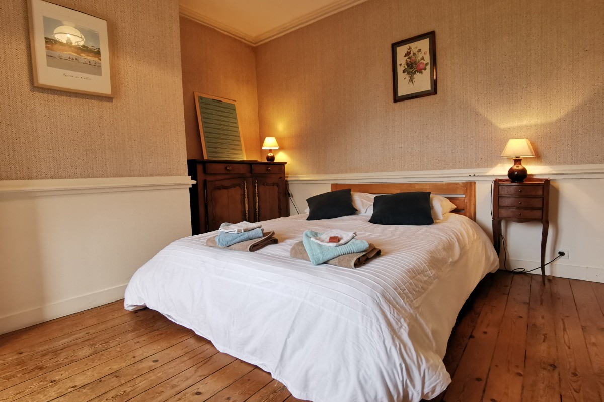 Etage 1 : Chambre n°3 - Lit 140 + salle de bain et WC communicants privatifs