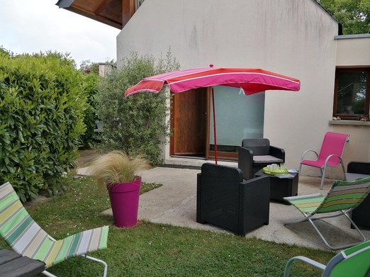 Terasse et entrée du gîte
