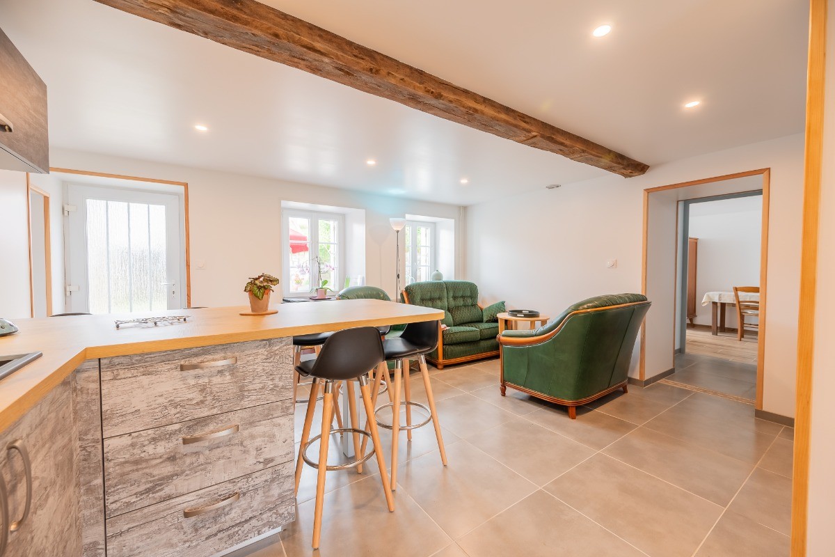 Cuisine avec vue sur le coin salon