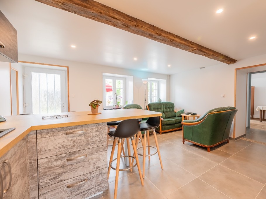 Cuisine avec vue sur le coin salon