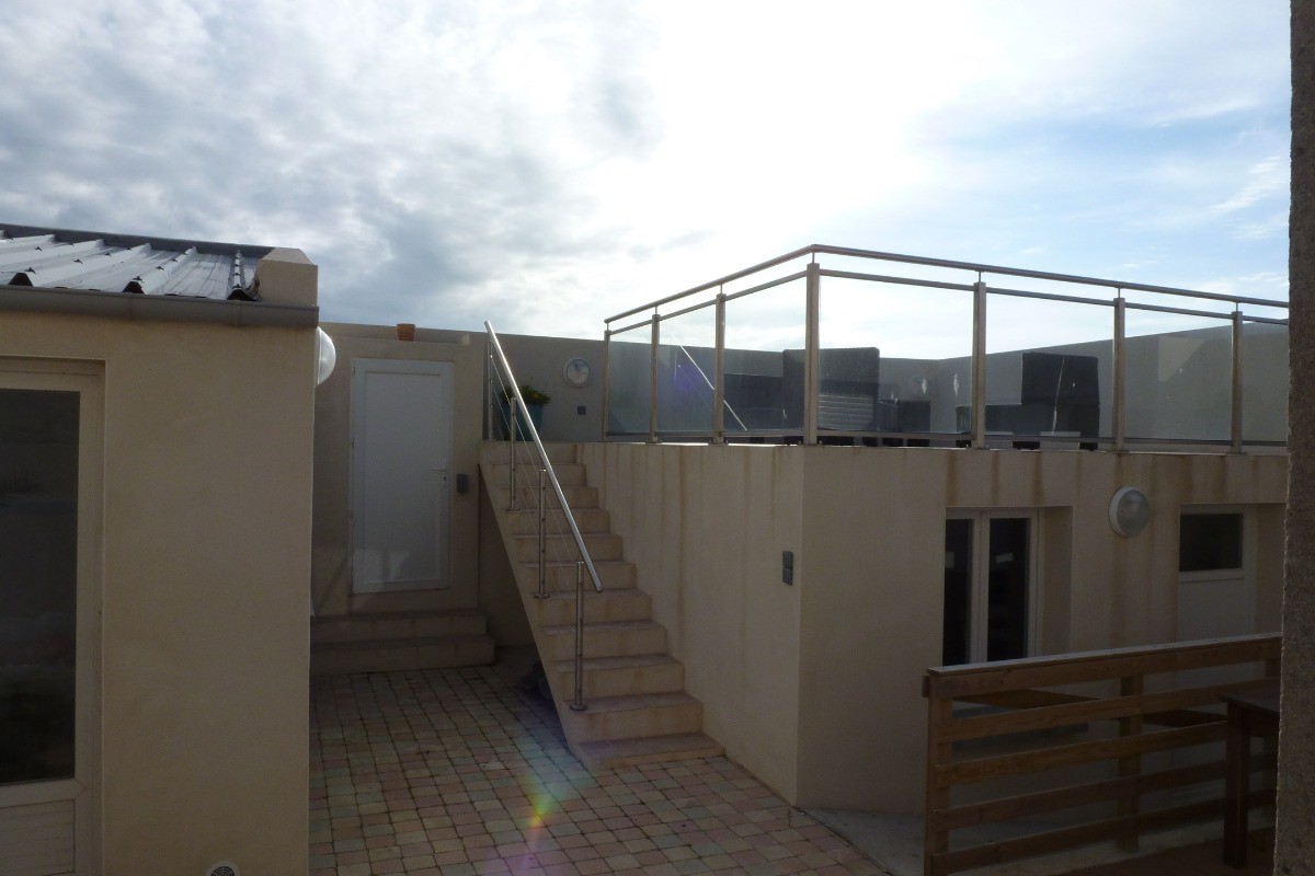 Balcon avec salon de jardin
