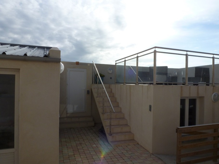 Balcon avec salon de jardin