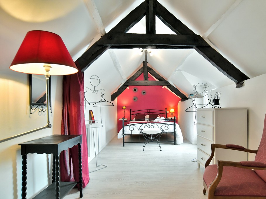 Chambre "Framboise" pour 2 personnes (lit 140x190 cm). Très charmante et spacieuse chambre mansardée avec coin lavabo.