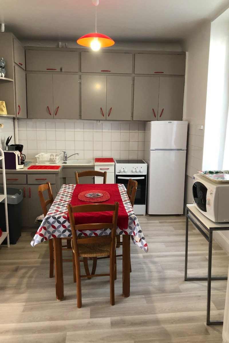 Voici votre cuisine, bien équipée, nombreux rangements et vaisselle en nombre+four+micro-ondes