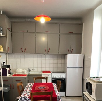 Voici votre cuisine, bien équipée, nombreux rangements et vaisselle en nombre+four+micro-ondes