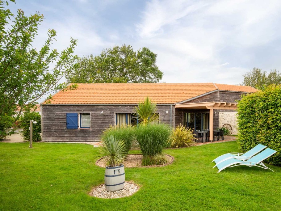 Private garden with terrace, deckchairs, garden furniture, pergola, barbecue and washing line.