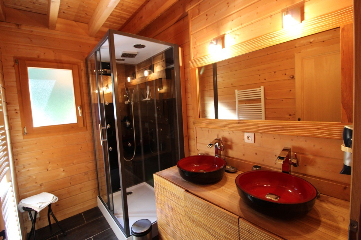 Salle d'eau, douche à jets RDC - Chalet Poème