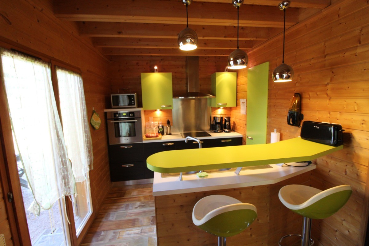 Cuisine ouvrant sur terrasse - Chalet Poème