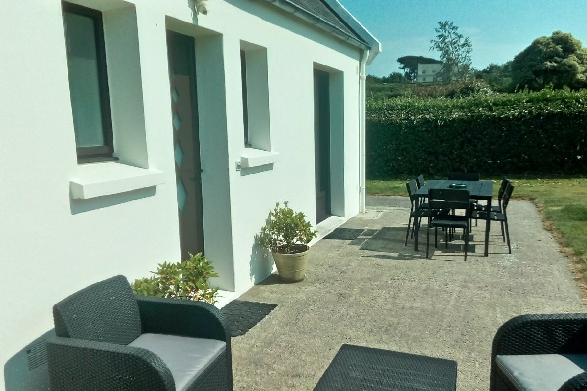 terrasse donnant sur le jardin à l'arrière de la maison sans aucun vis à vis avec la maison mitoyenne