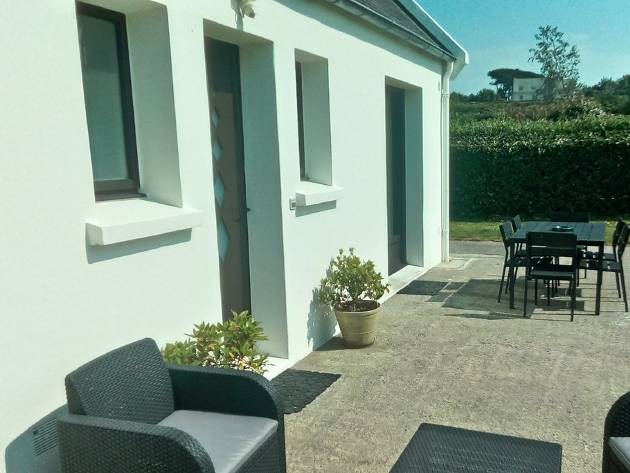 terrasse donnant sur le jardin à l'arrière de la maison sans aucun vis à vis avec la maison mitoyenne