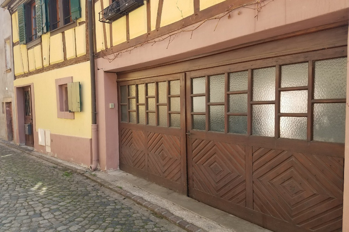 Entrée de la maison et porte du garage