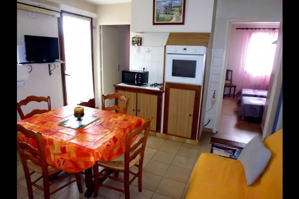 cuisine équipée, pièce à vivre