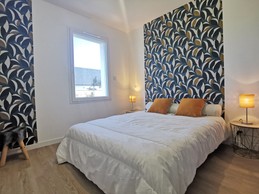 Une chambre avec un lit 140