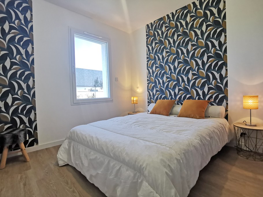 Une chambre avec un lit 140