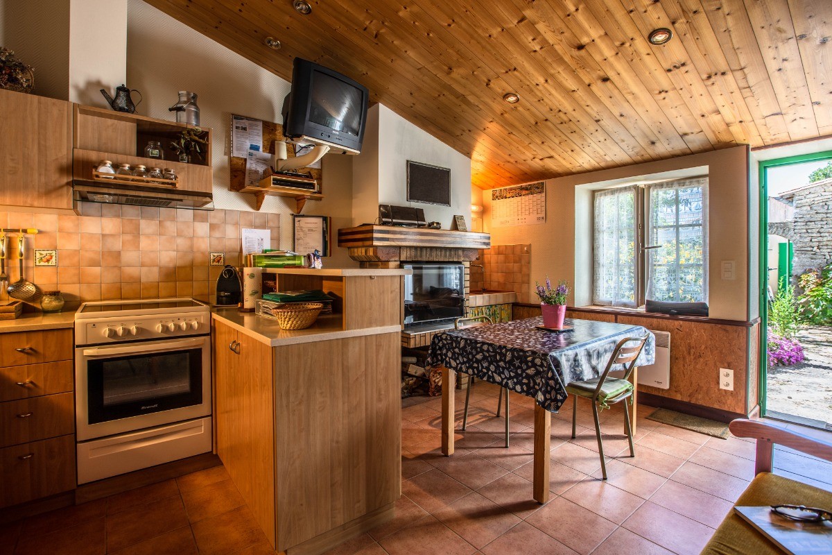 Cuisine de la maison MISTINGUETTE avec vue extérieure
