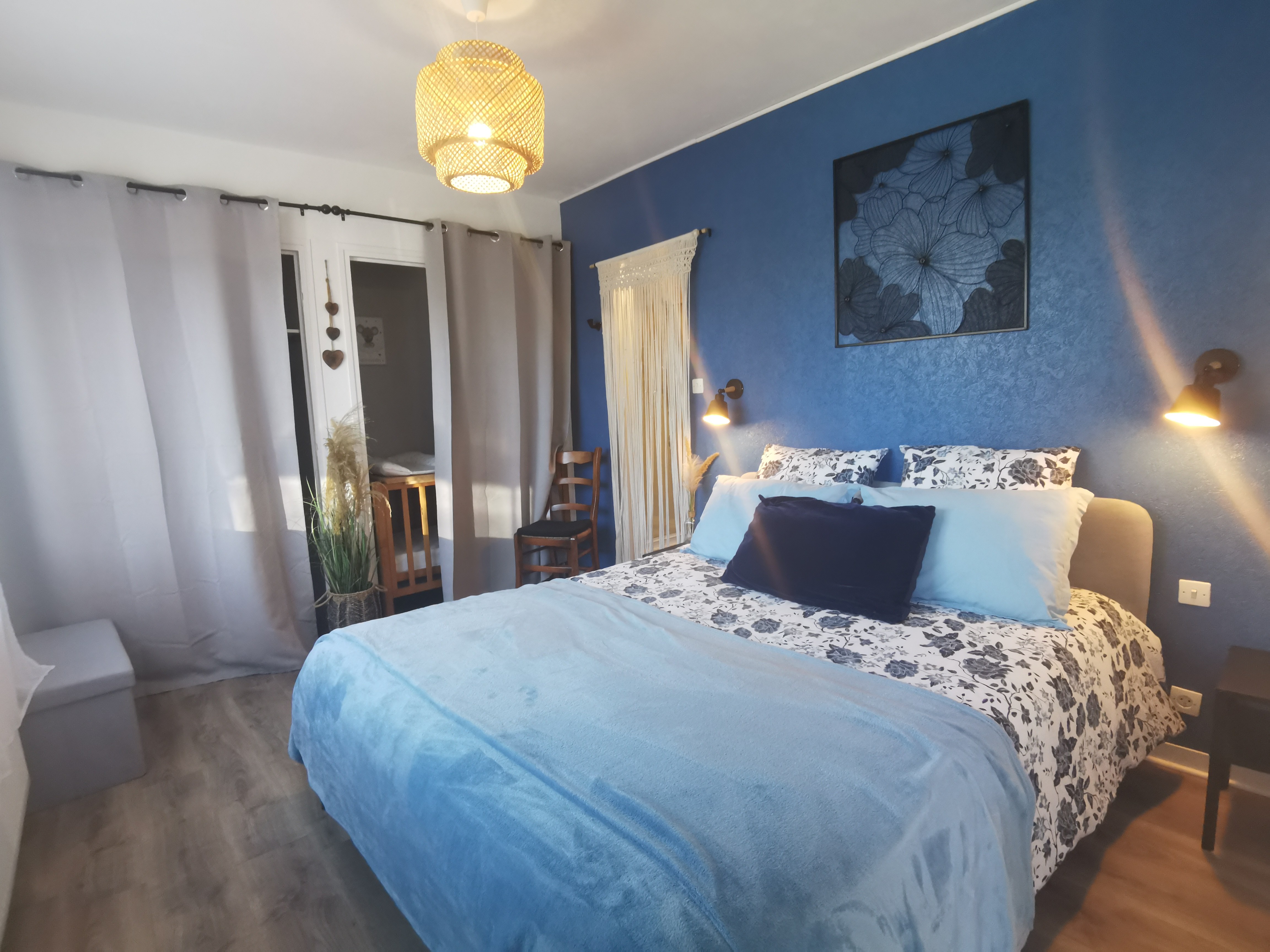 Ground-floor bedroom with a 160 bed and en-suite shower room