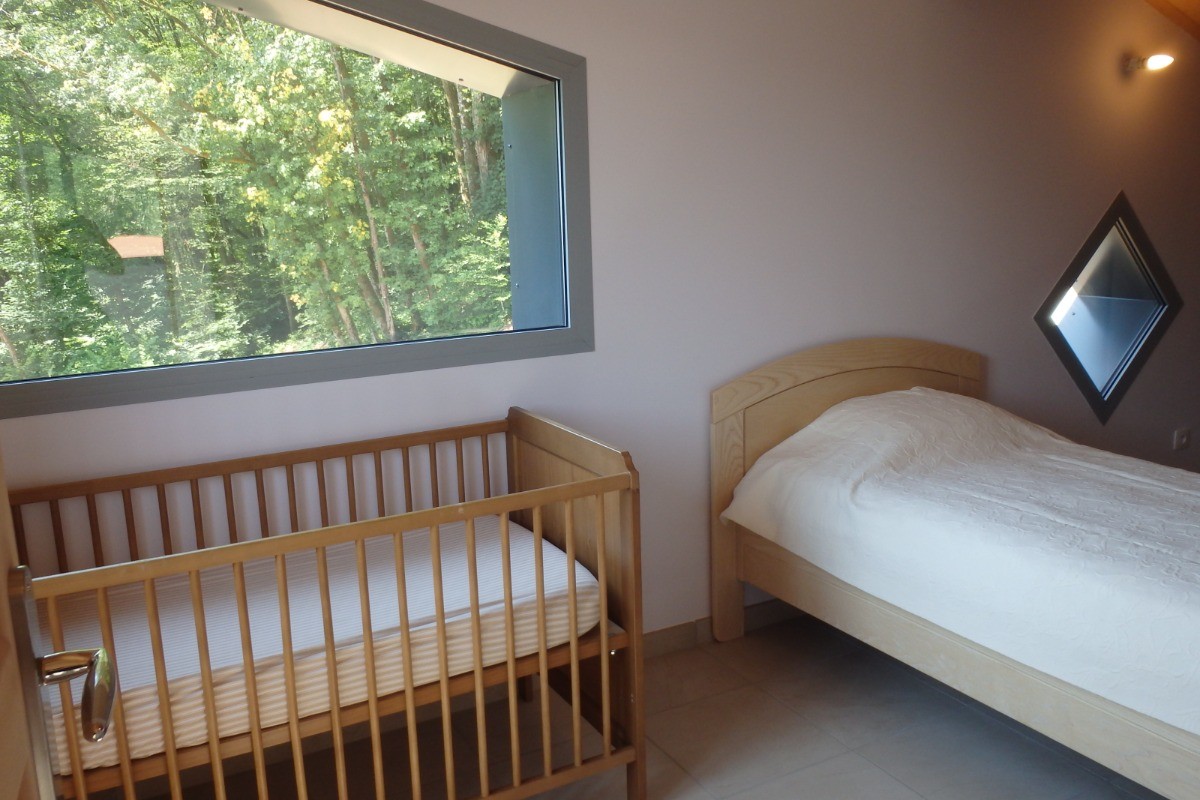 Lit de bébé dans la chambre 1
