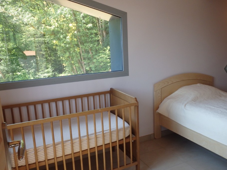 Lit de bébé dans la chambre 1