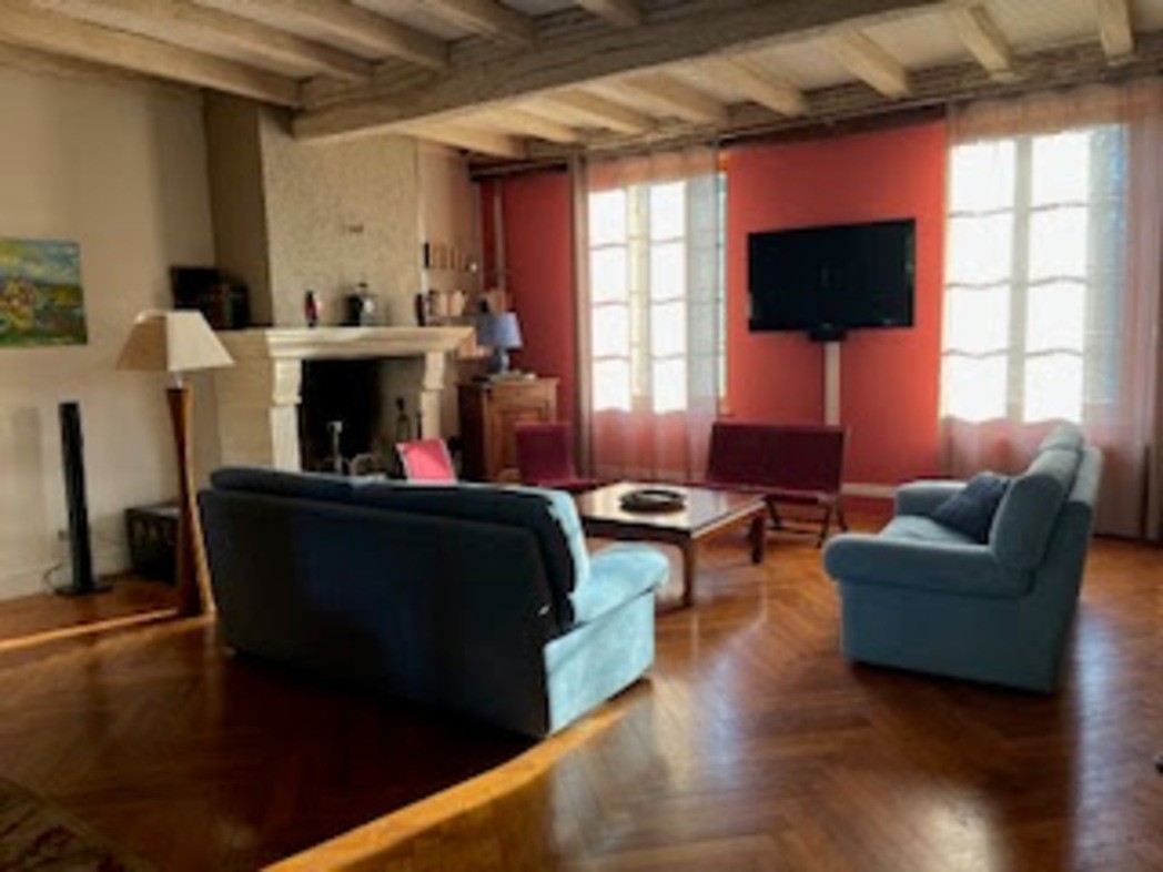 Salon 2 canapés et 3 banquettes, vue sur le jardin de la mairie