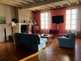 Salon 2 canapés et 3 banquettes, vue sur le jardin de la mairie