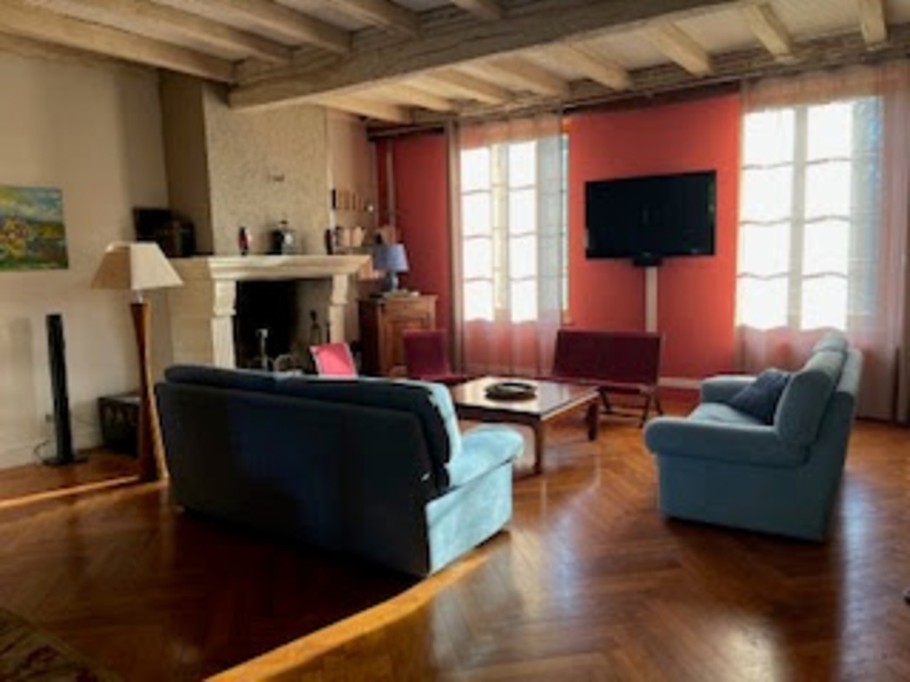 Salon 2 canapés et 3 banquettes, vue sur le jardin de la mairie