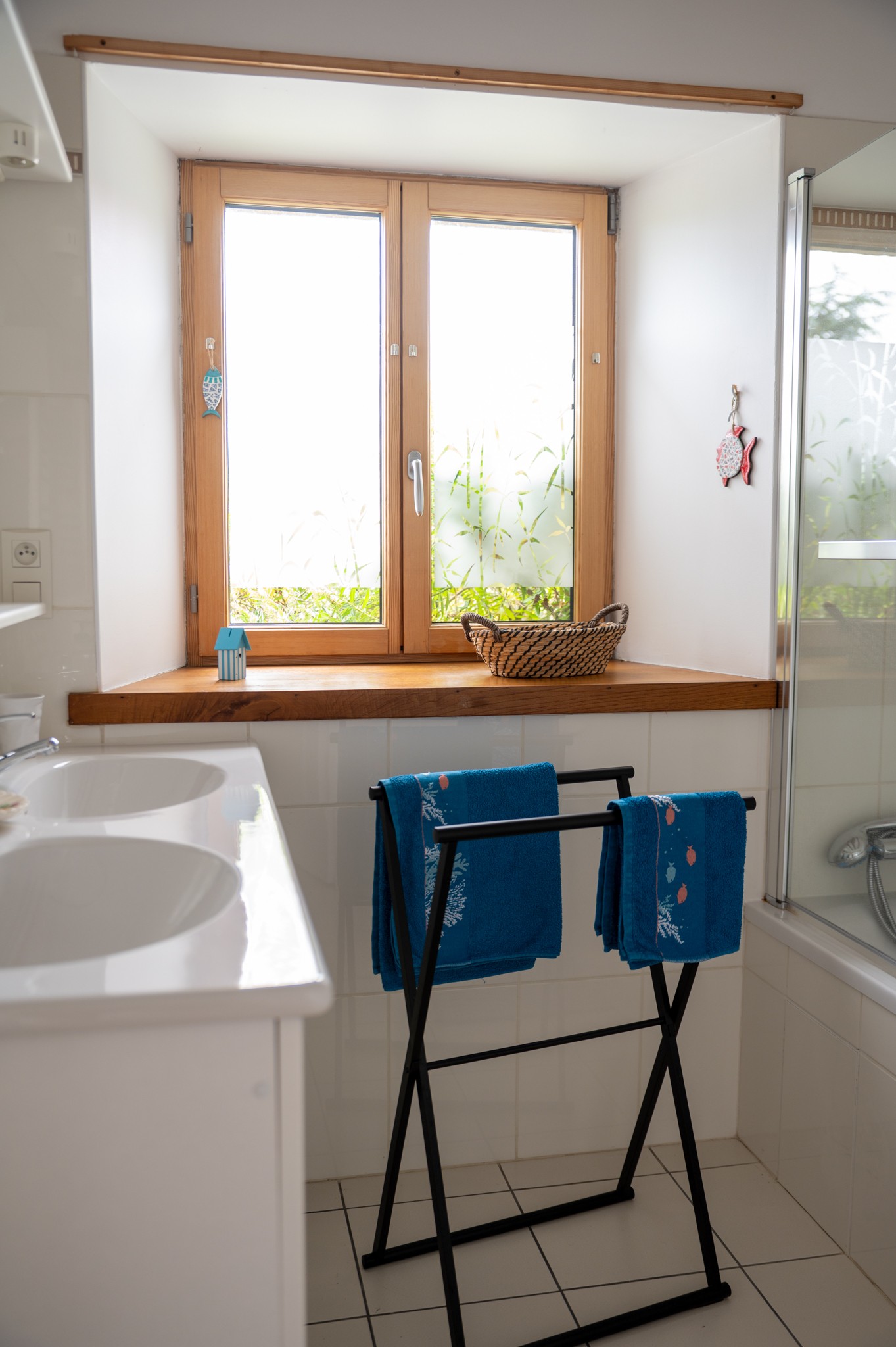 Salle de bains du RDC - Meuble double vasque avec baignoire-douche