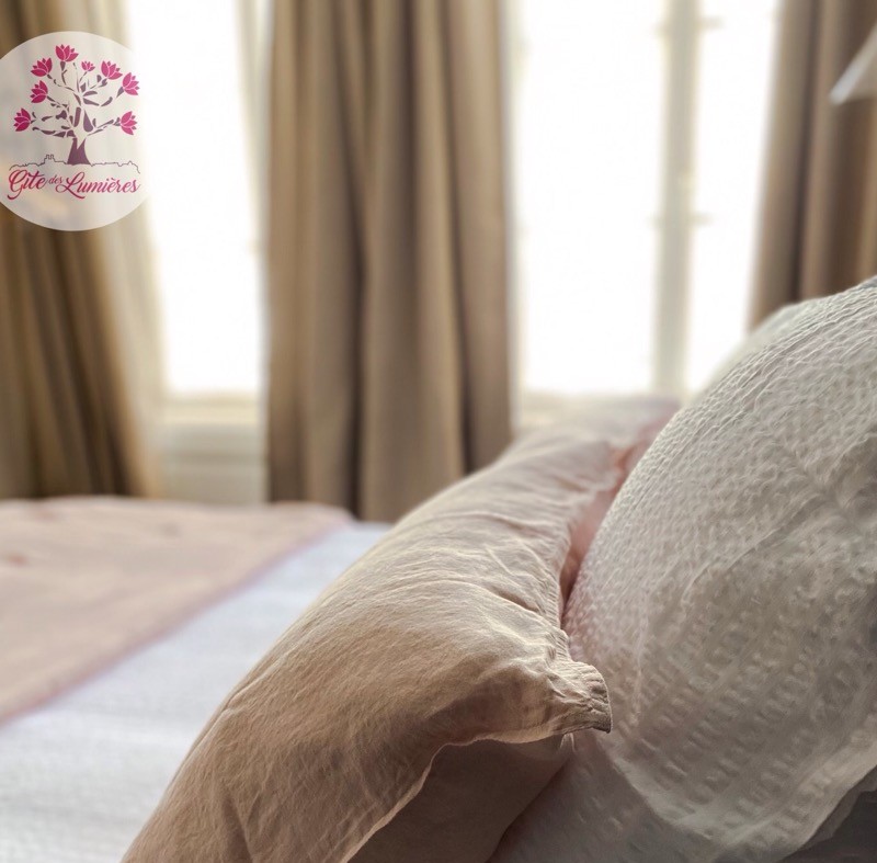 Linge de lit fourni, lit fait