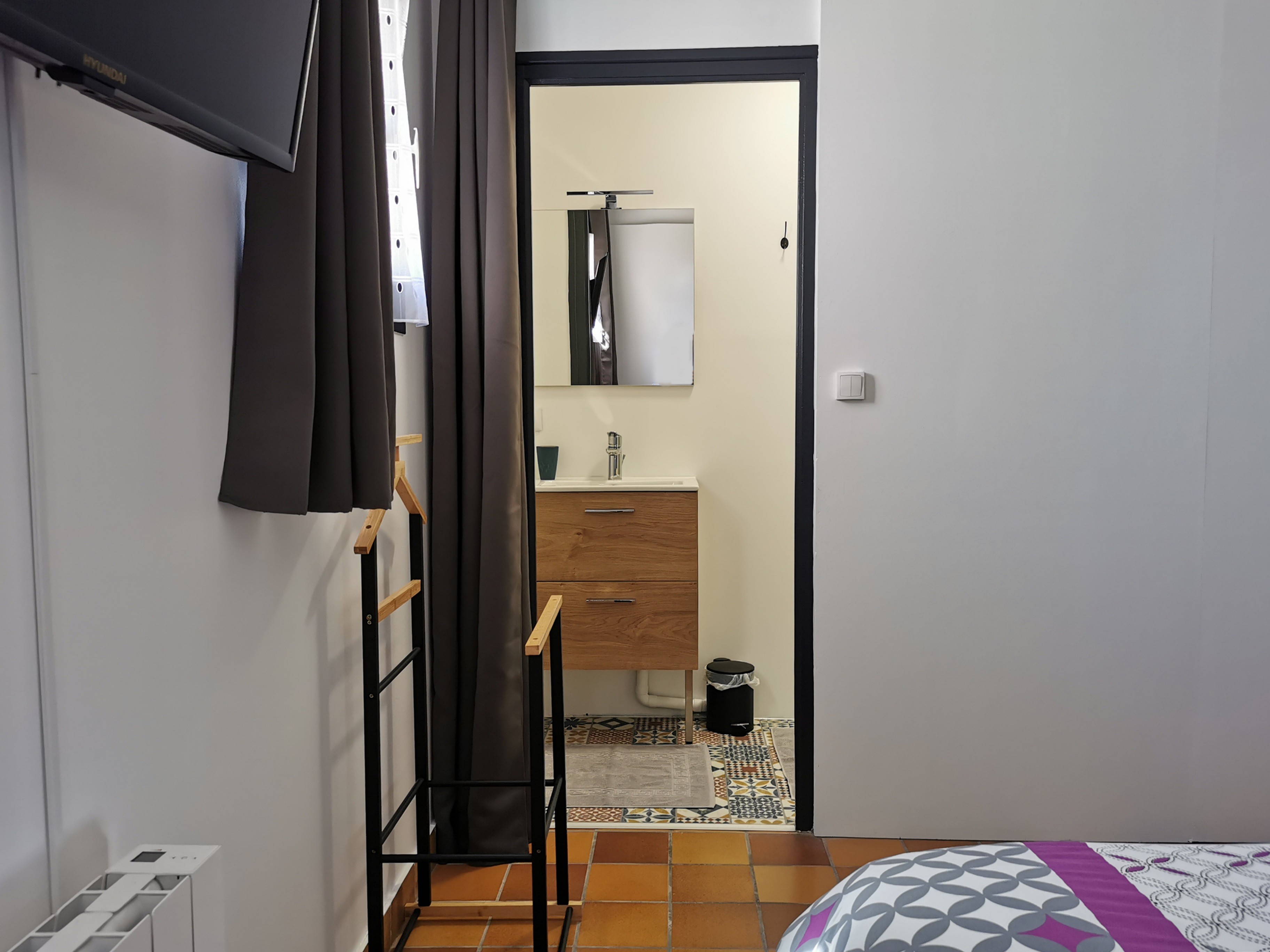 Salle d'eau privative et communicante à la chambre