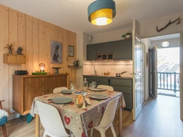 Coin salon avec canapé, table basse, fauteuil et smartTV connectée (Netflix etc...).