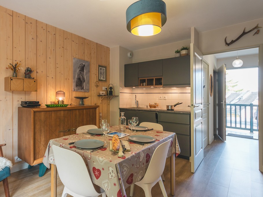 Coin salon avec canapé, table basse, fauteuil et smartTV connectée (Netflix etc...).