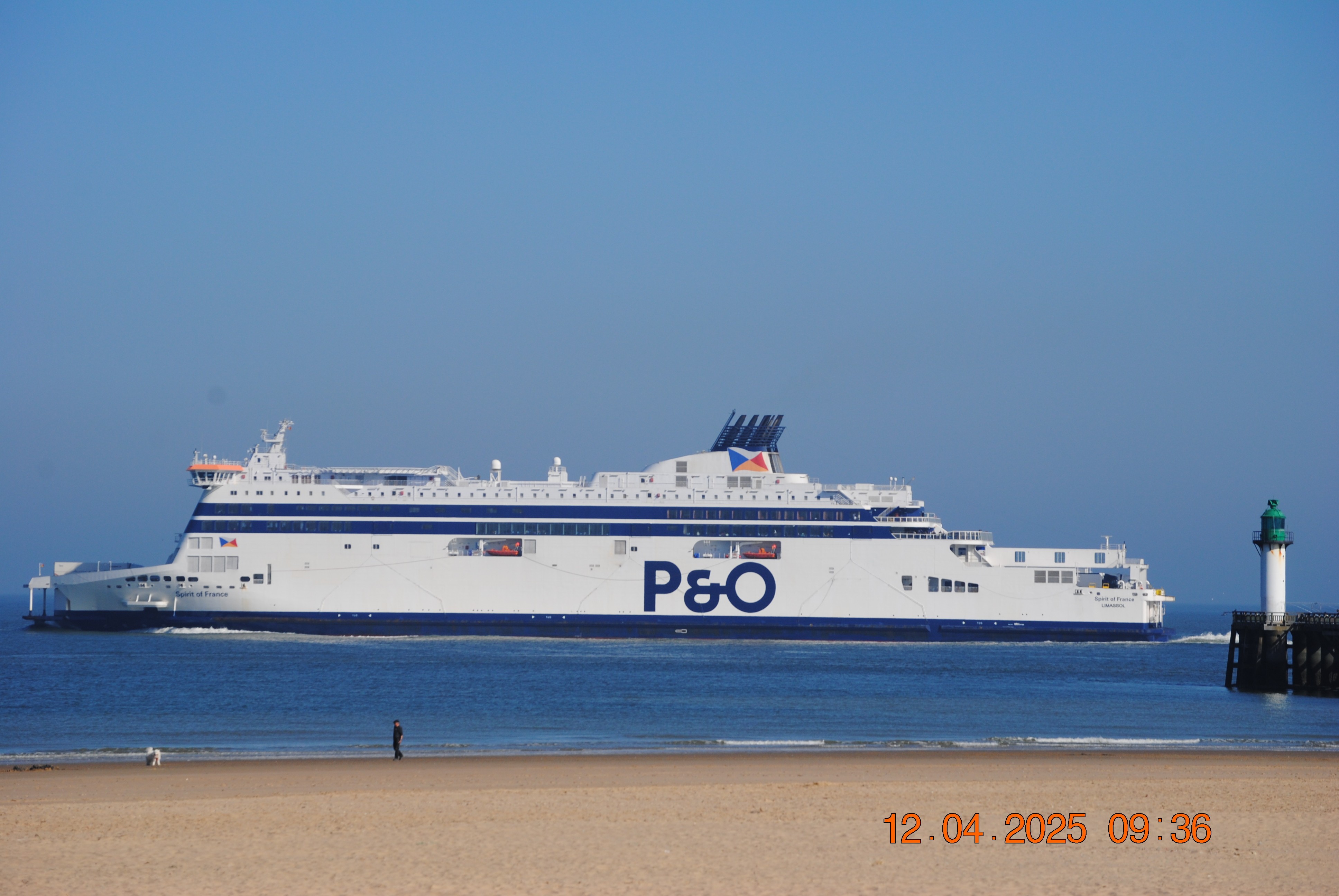 Calais et son continuel  spectacle des navires qui ne manque jamais d'étonner, un ferry en partance pour l'Angleterre. Il est l'un des points de passage le plus court entre l'Europe continentale et les îles britanniques (38 km des côtes britanniques).