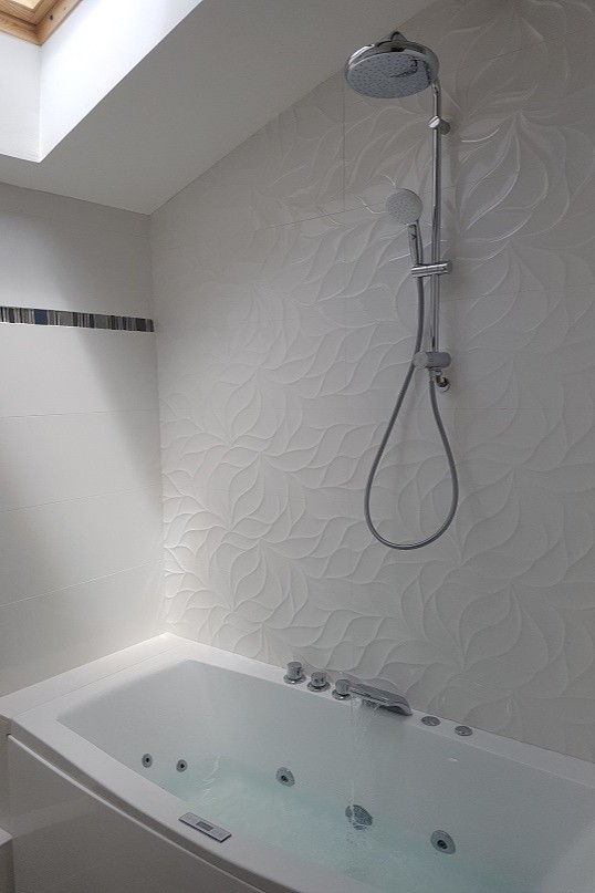 salle de bain avec sa baignoire balnéo