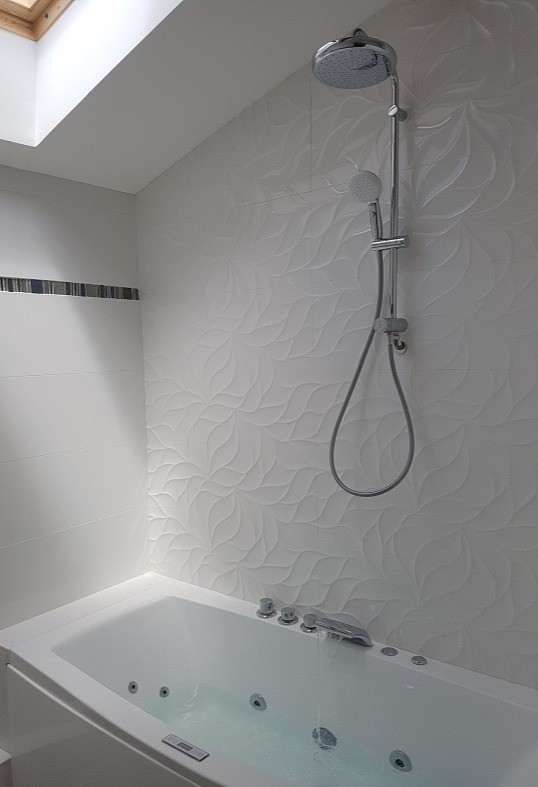 salle de bain avec sa baignoire balnéo
