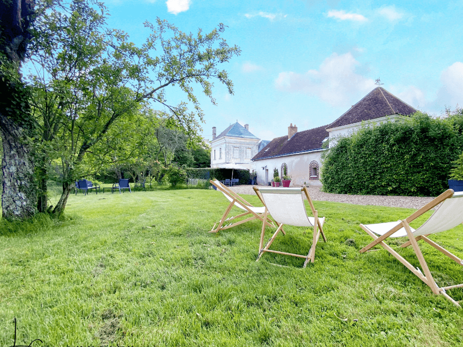 Jardin avec transats