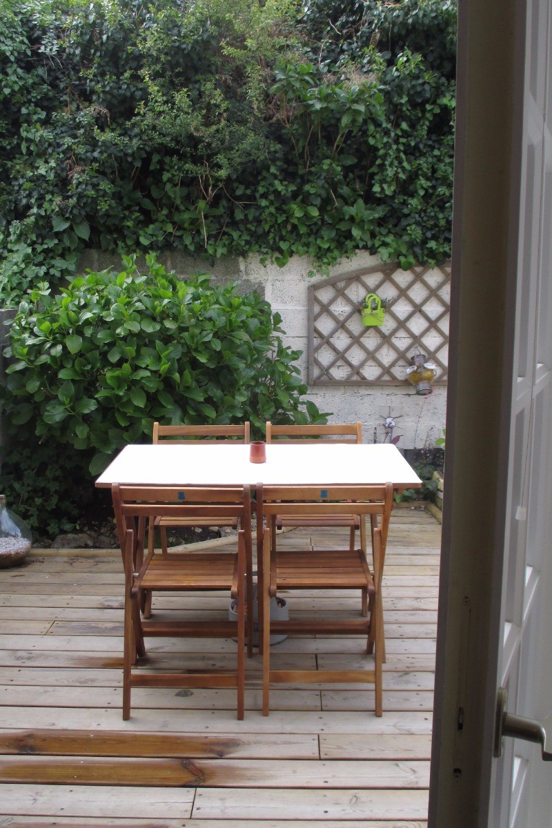 la terrasse derrière la maison, avec barbecue salon jardin, parasol, chaise longue