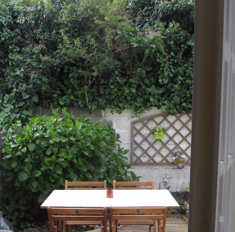 la terrasse derrière la maison, avec barbecue salon jardin, parasol, chaise longue