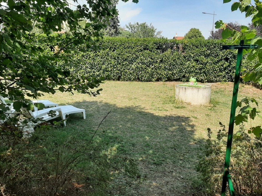 "La Petite Eau" holiday cottage in Charbonnier-les-Mines, near Issoire, Puy-de-Dôme: The garden