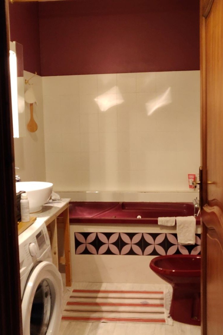 Salle de bain avec machine à laver