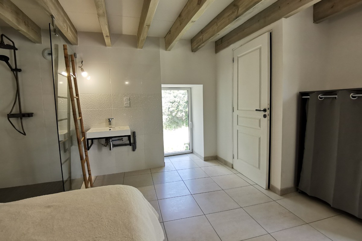 Chambre 1 adaptée pour personne à mobilité réduite avec douche, vasque et WC fermé