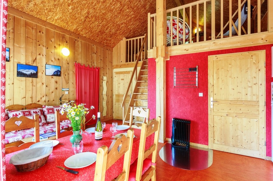 Séjour su chalet - coin repas et salon avec accès à la mezzanine