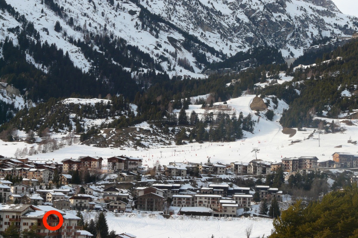 La résidence, à gauche, et l'arrivée des pistes