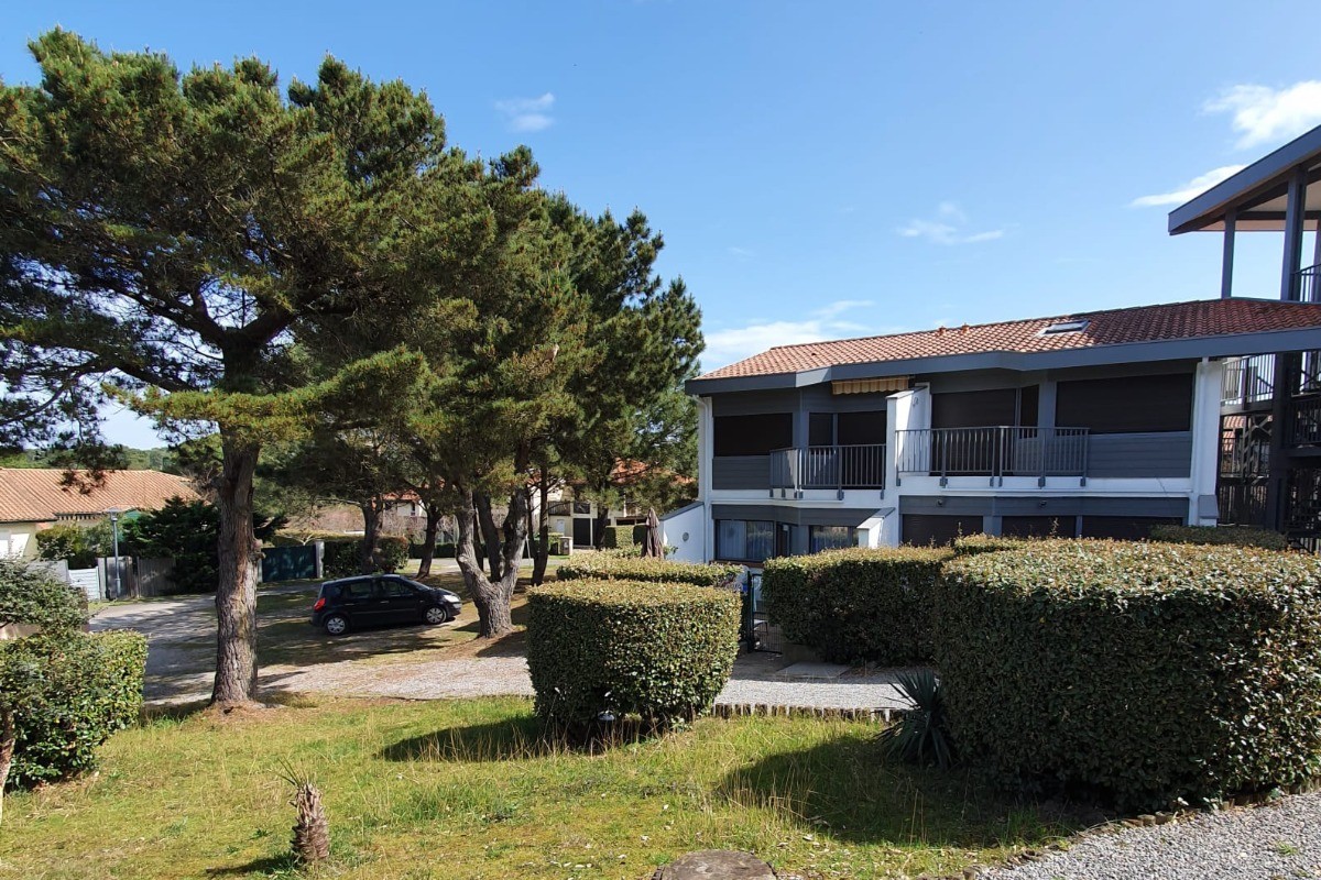 Jardin extérieur côté terrasse de l'appartement