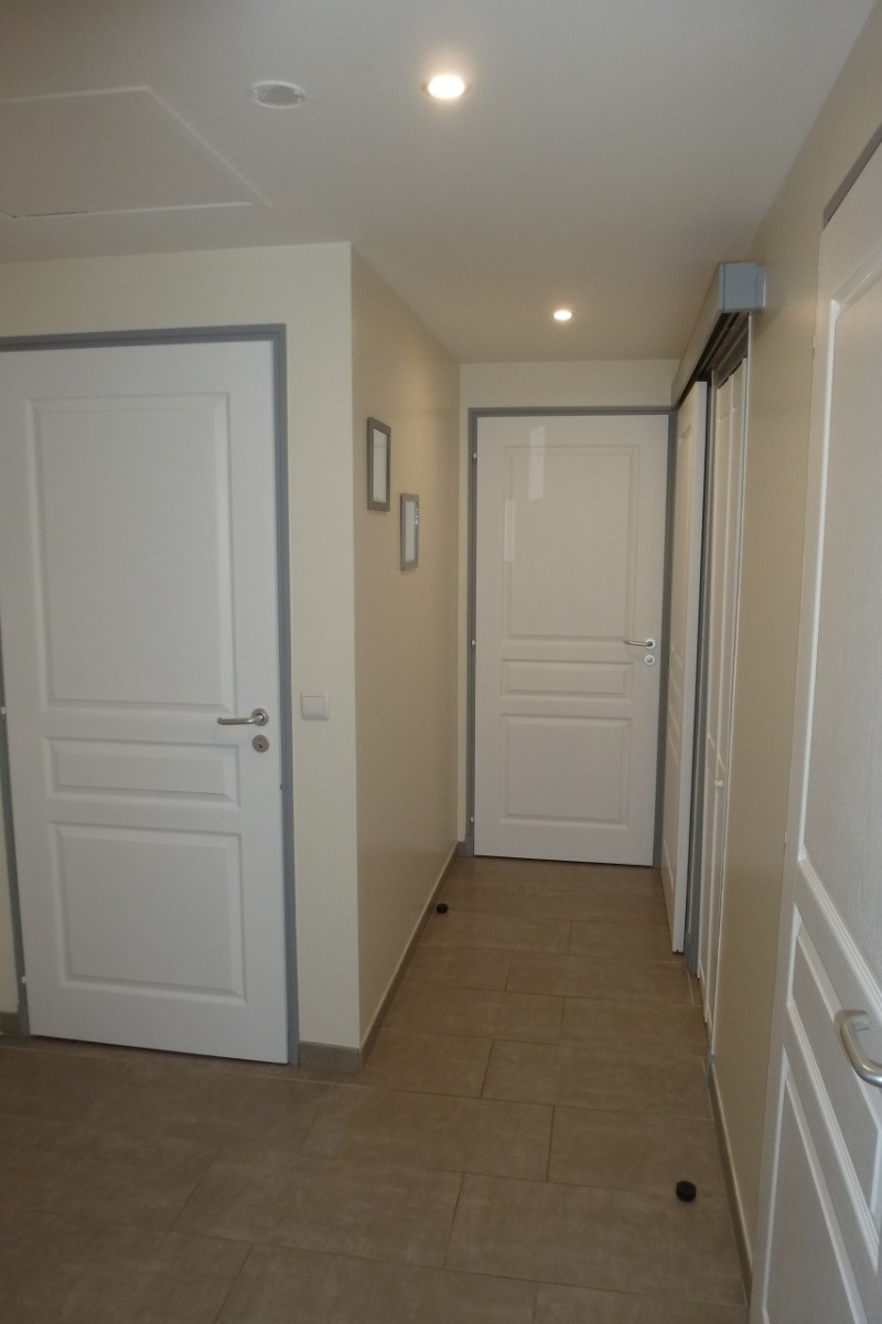 Couloir desservant les chambres, la salle d'eau et le dressing