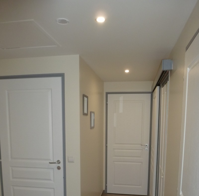 Couloir desservant les chambres, la salle d'eau et le dressing