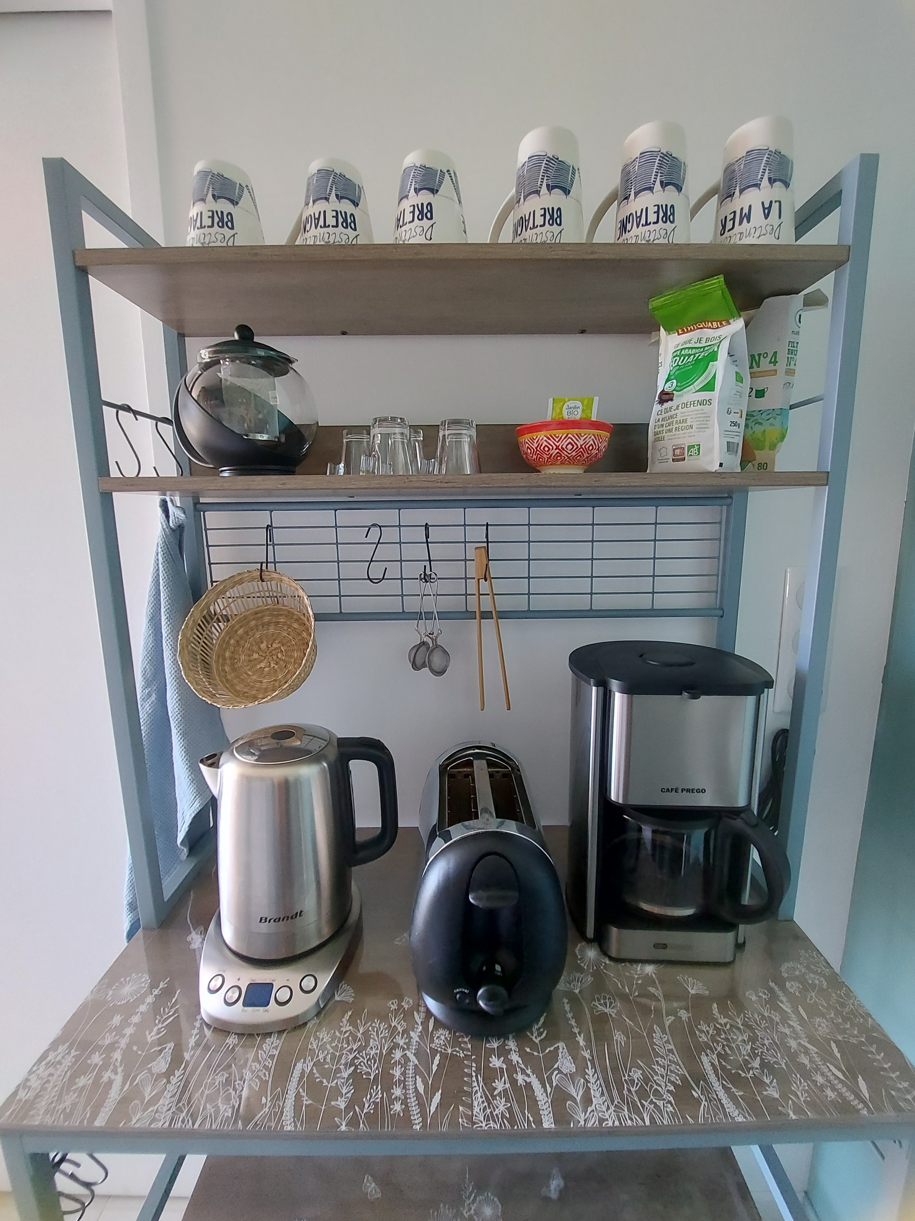 ! photo à redimensionner !
Le nécessaire pour le petit déjeuner ; cafetière ; théière ; bouilloire ; grille pain ; tasses ; mugs ; thé, café, sucre