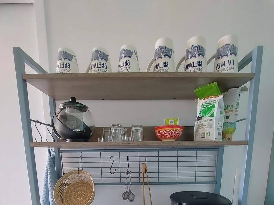 ! photo à redimensionner !
Le nécessaire pour le petit déjeuner ; cafetière ; théière ; bouilloire ; grille pain ; tasses ; mugs ; thé, café, sucre