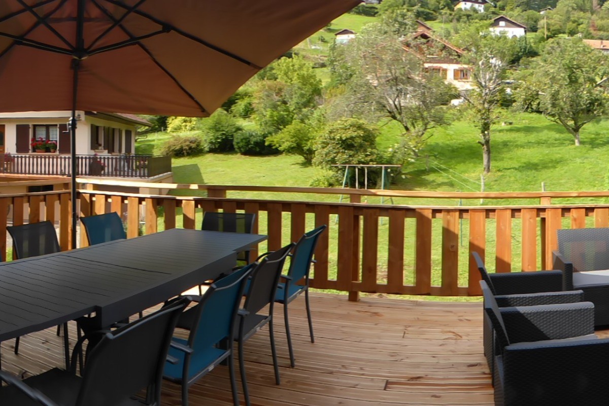 Terrasse avec barbecue - Maison Gite Le Bressaud à La Bresse