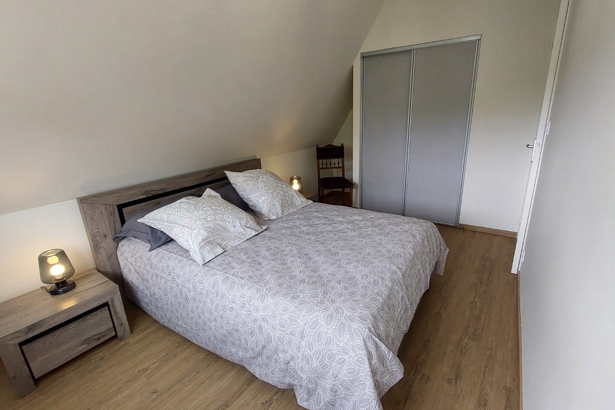 Chambre parentale du gîte La Petite Maison avec grand lit double 160x200 et dressing.