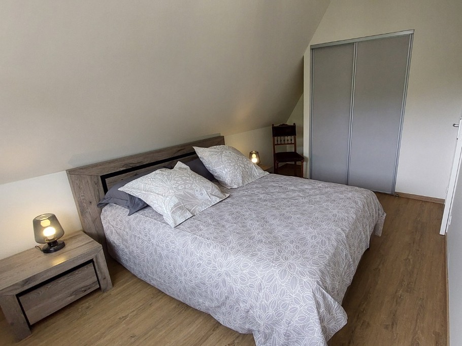 Chambre parentale du gîte La Petite Maison avec grand lit double 160x200 et dressing.