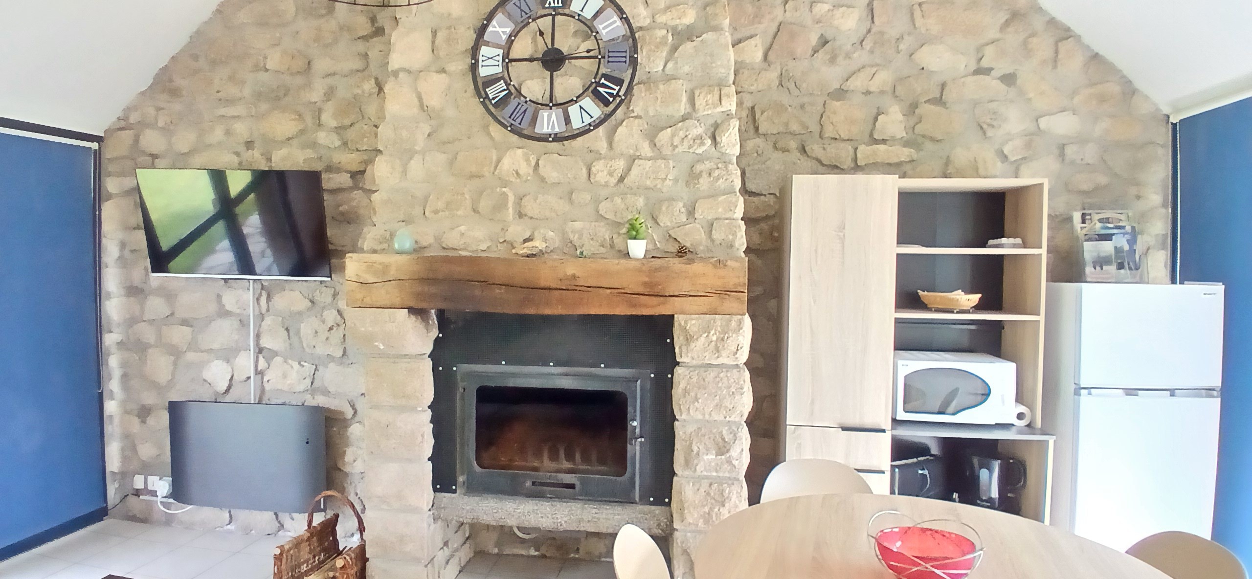 Etang de Farges, Saint Germain près Herment, Chalet Bleu - Pièce de vie avec cuisine, salon/salle à manger et cheminée